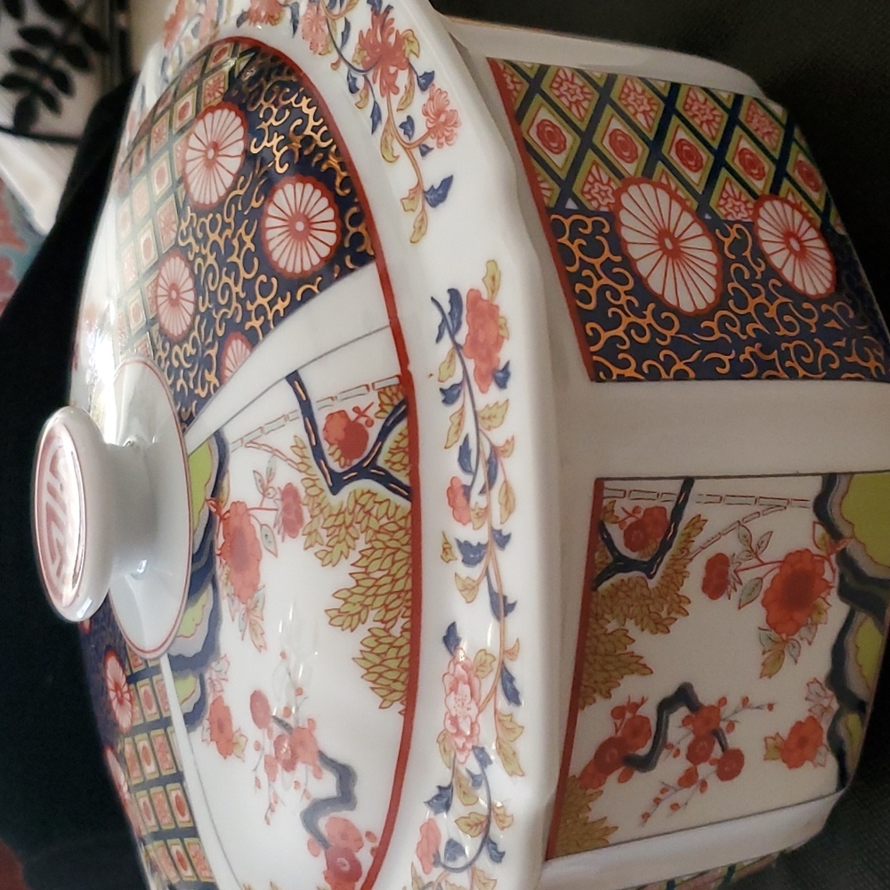 VINTAGE HAND PAINTED SERVING DISH WITH THE LID.